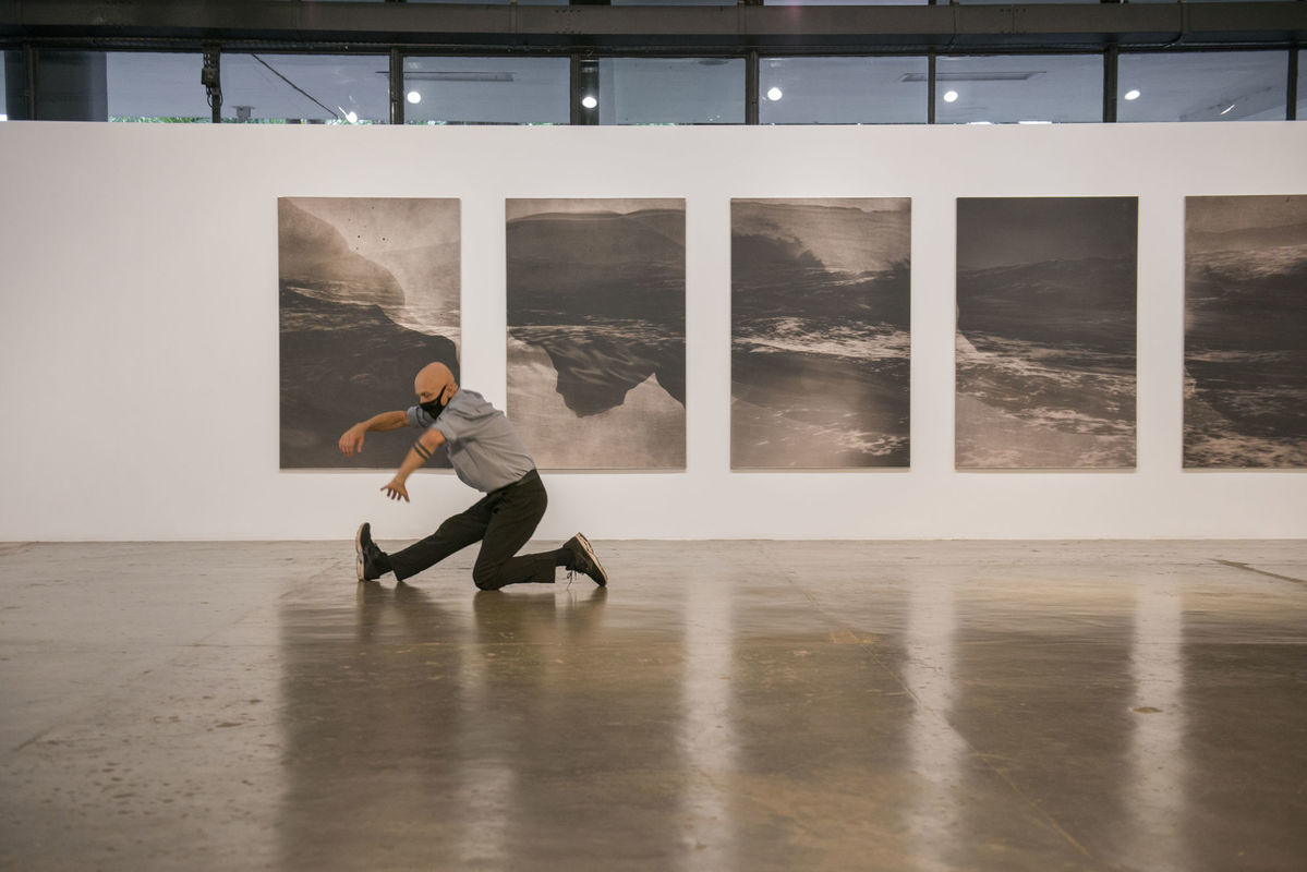 Vista da performance [view of the performance] <i>The Complete Works</i> [As obras completas] (2009-), de [by] Nina Beier, [at the] na 34ª Bienal de São Paulo. © Levi Fanan / Fundação Bienal de São Paulo 