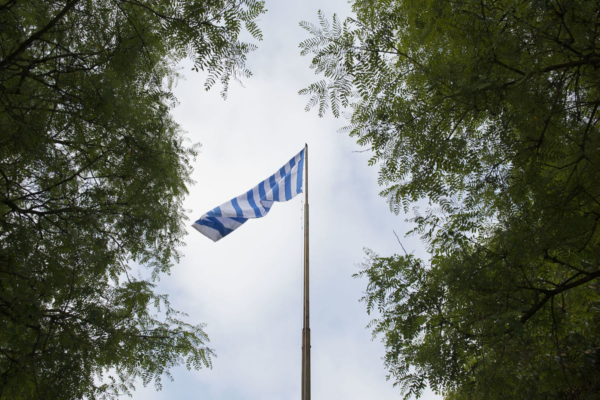 Vista da bandeira [view of the flag] <i>Beau comme un Buren mais plus loin</i> [Bonito como um Buren, mas mais longe] [As beautiful as a Buren but further] (2019), de [by] Éric Baudelaire, na [at the] 34ª Bienal de São Paulo.   © Levi Fanan / Fundação Bienal de São Paulo