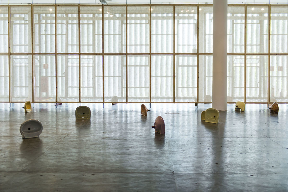 Vista da instalação [view of the installation] <i>Plug</i> [Plugue] (2018), de [by] Nina Beier, na [at the] 34ª Bienal de São Paulo. © Levi Fanan / Fundação Bienal de São Paulo