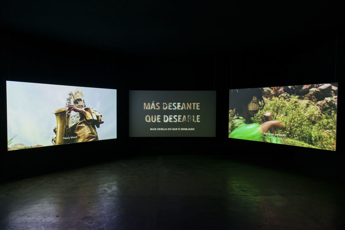 Vista da videoinstalação [view of the video-installation] <i>Sangre Pesada</i> (2018), de [by] Naomi Rincón Gallardo, na [at the] 34ª Bienal de São Paulo. © Levi Fanan / Fundação Bienal de São Paulo