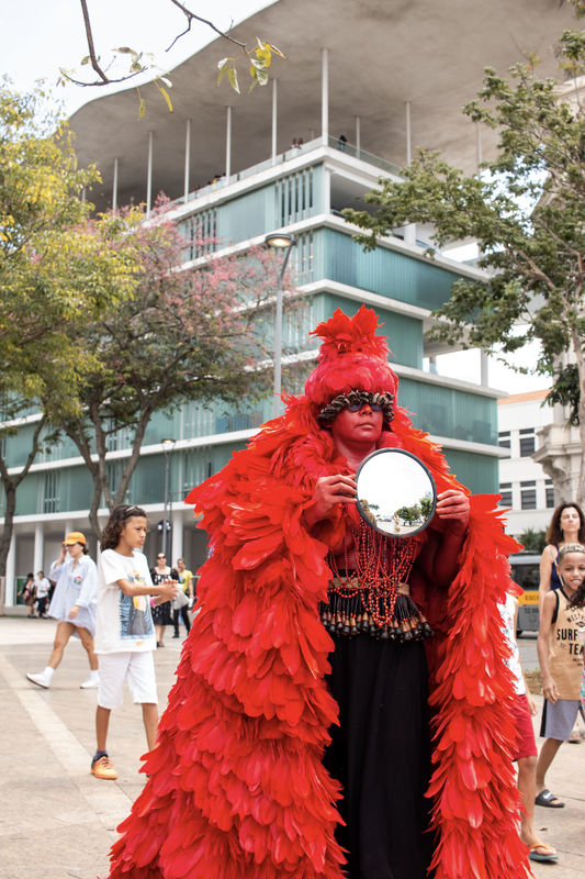 Performance de [by] Daiara Tukano em frente ao [in front of] Museu de Arte do Rio © Flávio Cabral / Fundação Bienal de São Paulo