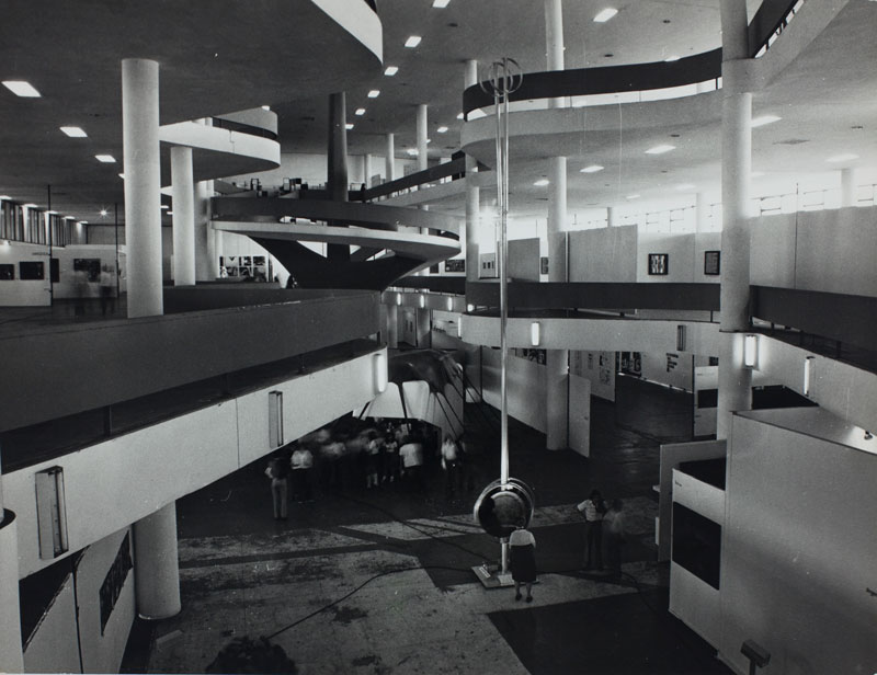 Central space of the 12th Bienal featuring Sergius Ederlyi’s ‘Figura-Música-Arte Cinética’ [Kinetic Figure-Music-Art]