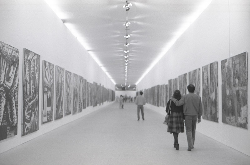 Visitantes percorrem o corredor da Grande Tela durante a 18ª Bienal, Exposição Especial Expressionismo no Brasil - Heranças e Afinidades