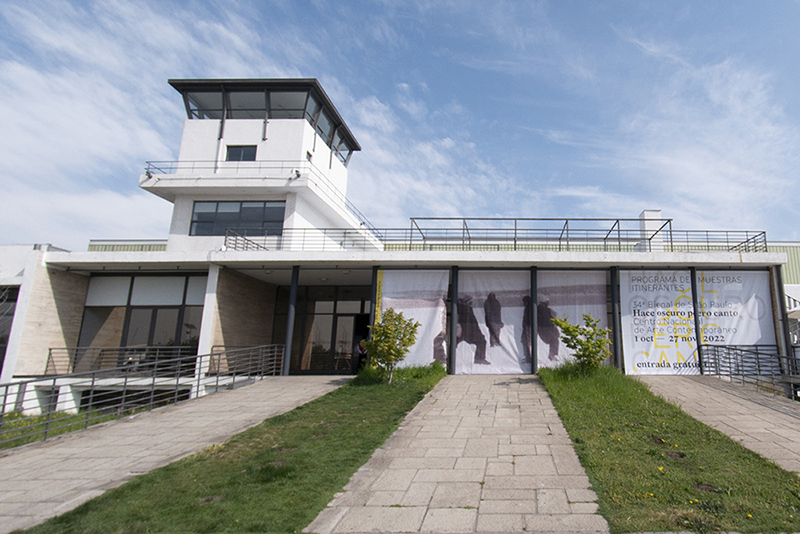 Vista geral da entrada [Entrance view], Centro Nacional de Arte Contemporáneo Cerrillos © Ariel Dinamarca / Centro Nacional de Arte Contemporáneo Cerrillos