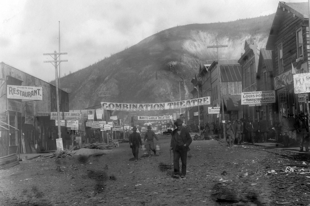 Still da Primeira Avenida, Dawson, 1898. Cortesia: Biblioteca Pública de Vancouver; Hypnotic Pictures; Picture Palace Pictures