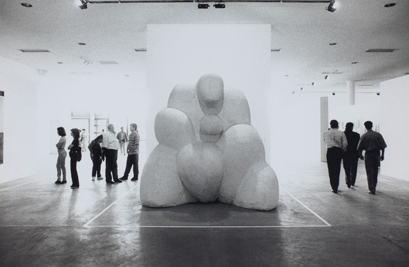 Público visita a 23ª Bienal. À frente, obra de Wiig Hansen, Fertilidade