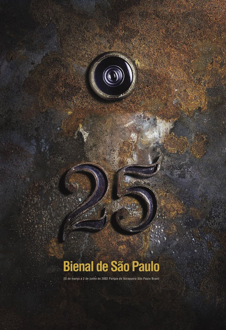 Resultado de um concurso que contou com 252 trabalhos inscritos, o primeiro cartaz da 25ª Bienal, de autoria dos publicitários Benjamin Yung Jr. e Guilherme Facci foi impugnado por plágio. A segunda versão, apresentada pela mesma dupla após nova convocatória, reproduziu a porta de um velho apartamento de número 25 e seu olho-mágico. Ao repetir a preferência da comissão julgadora, a dupla garantiu o prêmio de R$ 10 mil. Originalmente, o prêmio era de R$ 20 mil. O júri contou com o arquiteto Ricardo Ohtake, os curadores da 25.ª Bienal, Alfons Hug e Agnaldo Farias e os designers gráficos Milton Cipis e Chico Homem de Melo, que também selecionou os 50 melhores trabalhos para compor um exposição no Espaço Cultural Pavilhão da Bienal. Agência Estado, Mesma dupla faz o cartaz da Bienal, 10 dez. 2001