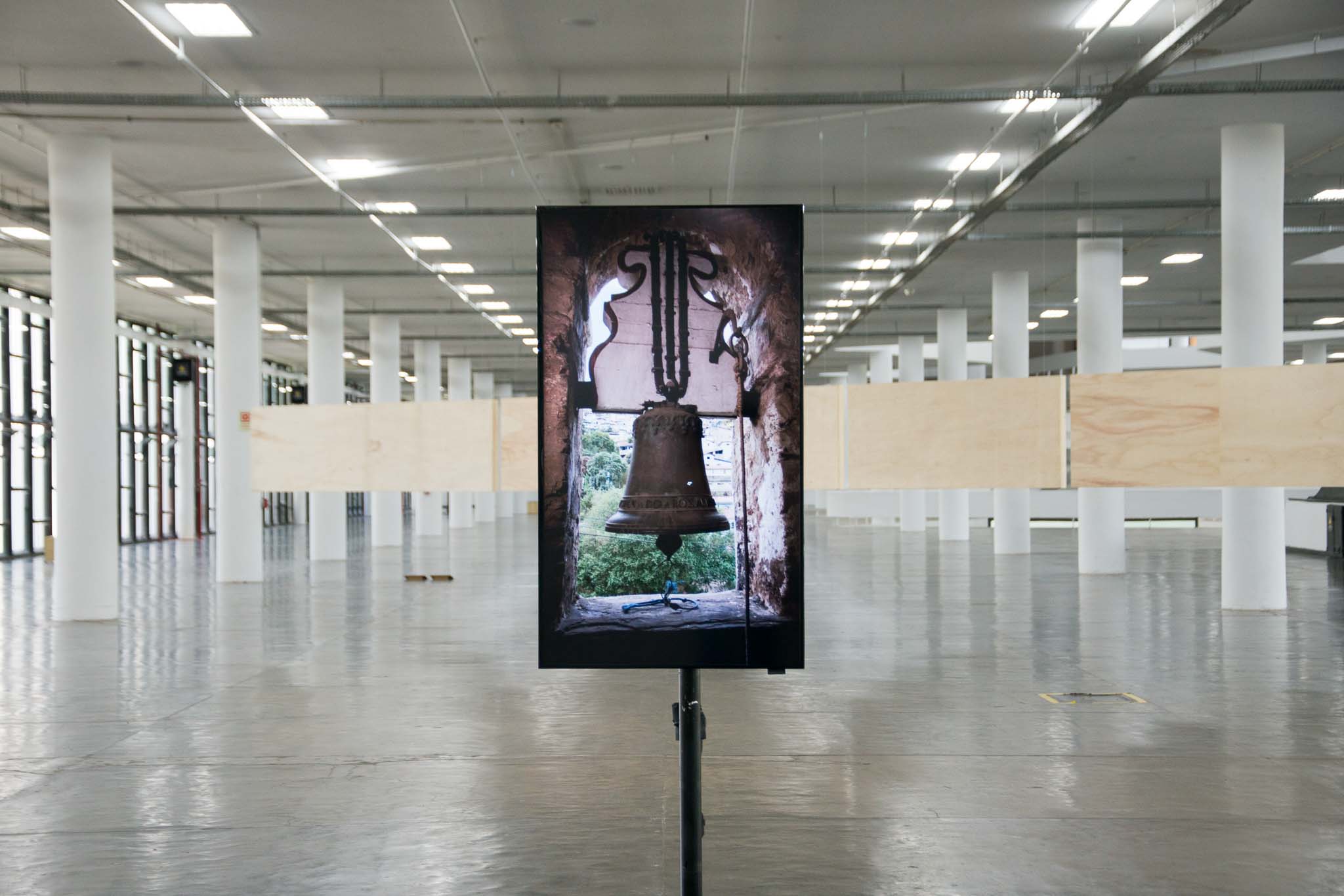  Vídeo que apresenta o enunciado Sino de Ouro Preto na exposição <i>Vento</i>, parte da 34ª Bienal de São Paulo. Foto de Levi Fanan / Fundação Bienal de São Paulo