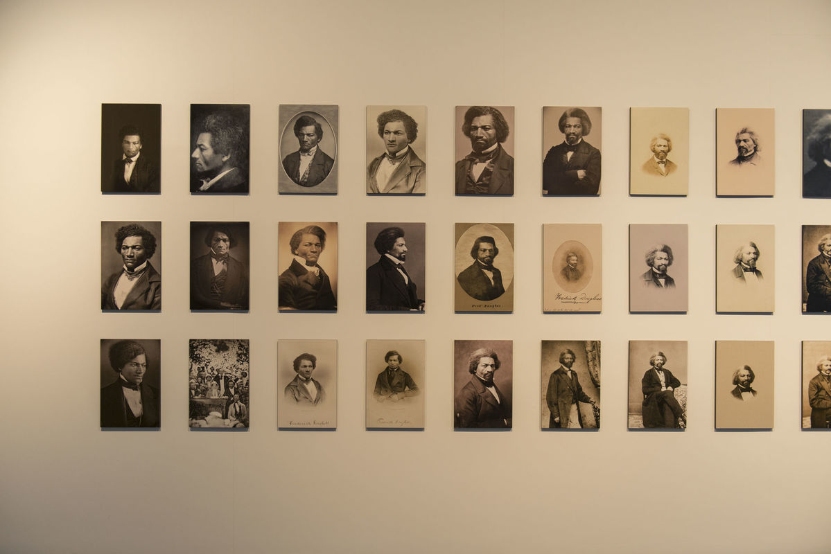 Vista do enunciado <i>Os retratos de Frederick Douglass</i> na 34ª Bienal de São Paulo. ©Levi Fanan/Fundação Bienal de São Paulo