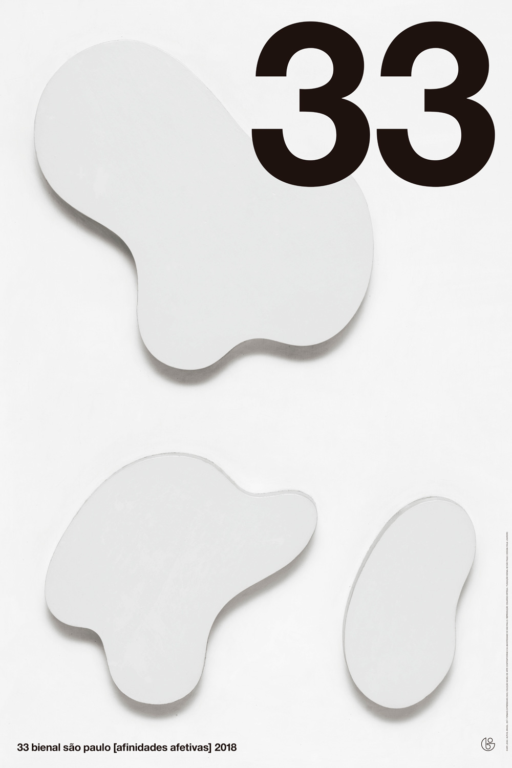 ReproduÃ§Ã£o fotogrÃ¡fica da obra Formas expressivas de Jean Arp do ano de 1932, composta por 3 recortes de madeira brancas com formas orgÃ¢nicas abstratas sobre fundo branco. No canto superior direito estÃ¡ o nÃºmero trinta e trÃªs em algarismos arÃ¡bicos pretos e grossos que ocupam quase todo o quadrante. Na faixa inferior, em tamanho menor, em letras de forma pretas, hÃ¡ o texto 33 Bienal de SÃ£o Paulo afinidades afetivas 2018