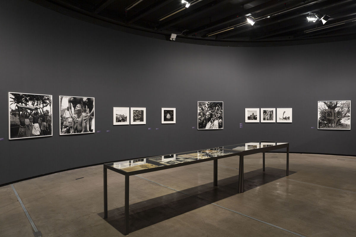 Vista da exposição [view of the exhibition] <i>Pierre Verger: Percursos e memórias</i> [Journeys and memories], no [at the] Instituto Tomie Ohtake, parte da rede da [part of the partners institutions of the] 34ª Bienal de São Paulo. © Adima Macena / Instituto Moreira Salles