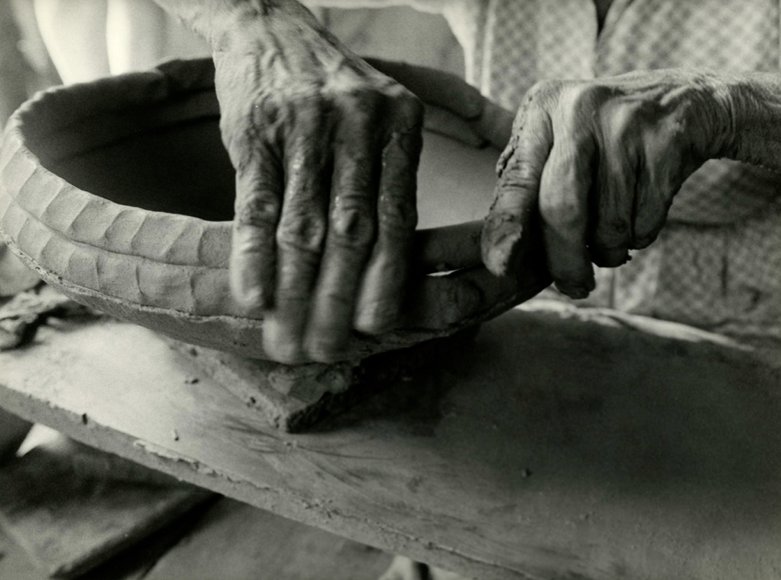 Plácido de Campos Júnior. Artesanato em cerâmica [Ceramic craftsmanship], Vale do Ribeira, 1980. Coleção Collection] Museu da Imagem e do Som, São Paulo