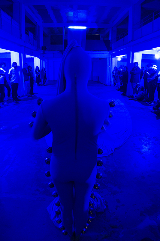 Performance de [performance by] Seba Calfuqueo na abertura da exposição [at the exhibition opening], Centro Nacional de Arte Contemporáneo Cerrillos © Ariel Dinamarca / Centro Nacional de Arte Contemporáneo Cerrillos