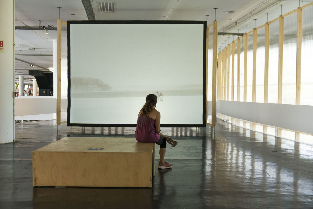 Vista da obra [view of the artwork] <i>Wind</i> [Vento] (1968), de [by] Joan Jonas, na [at the] 34ª Bienal de São Paulo. © Levi Fanan / Fundação Bienal de São Paulo