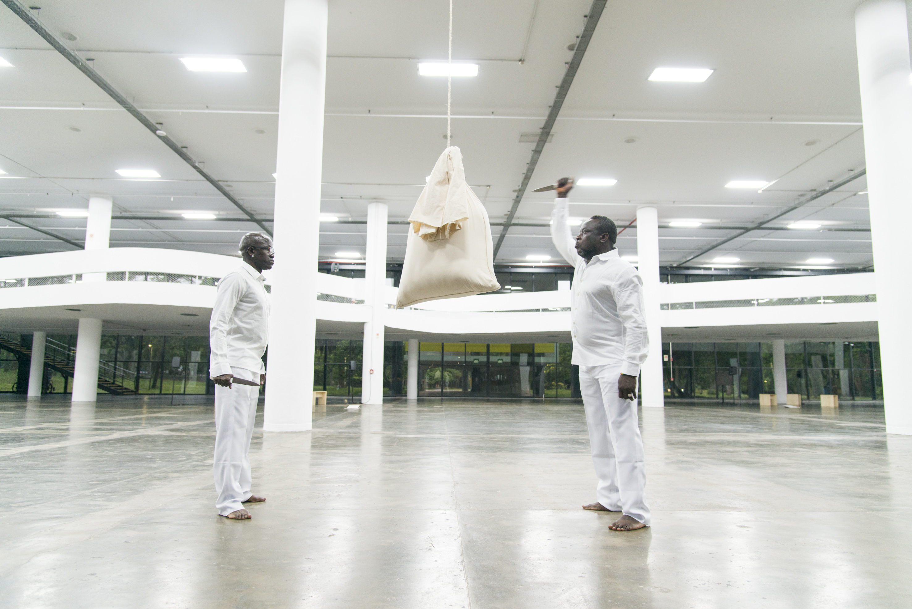 Paulo Nazareth, [A] LA FLEUR DE LA PEAU / [A] A FLOR DA PELE / [ON] THE FLOWER OF SKIN], 2020. Registro de performance na abertura da exposição <i>Vento</i> no Pavilhão Bienal. Foto de Levi Fanan/ Fundação Bienal de São Paulo