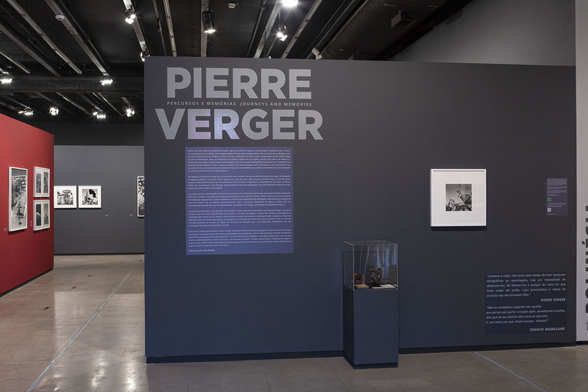 Vista da exposição [view of the exhibition] <i>Pierre Verger: Percursos e memórias</i> [Journeys and memories], no [at the] Instituto Tomie Ohtake, parte da rede da [part of the partners institutions of the] 34ª Bienal de São Paulo. © Adima Macena / Instituto Moreira Salles