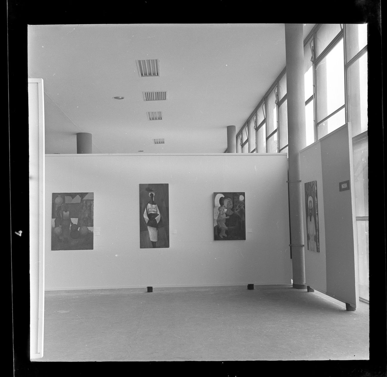 Registro da Sala da Costa do Marfim, na 6ª Bienal (1961). Foto de Athayde de Barros / Fundação Bienal de São Paulo
