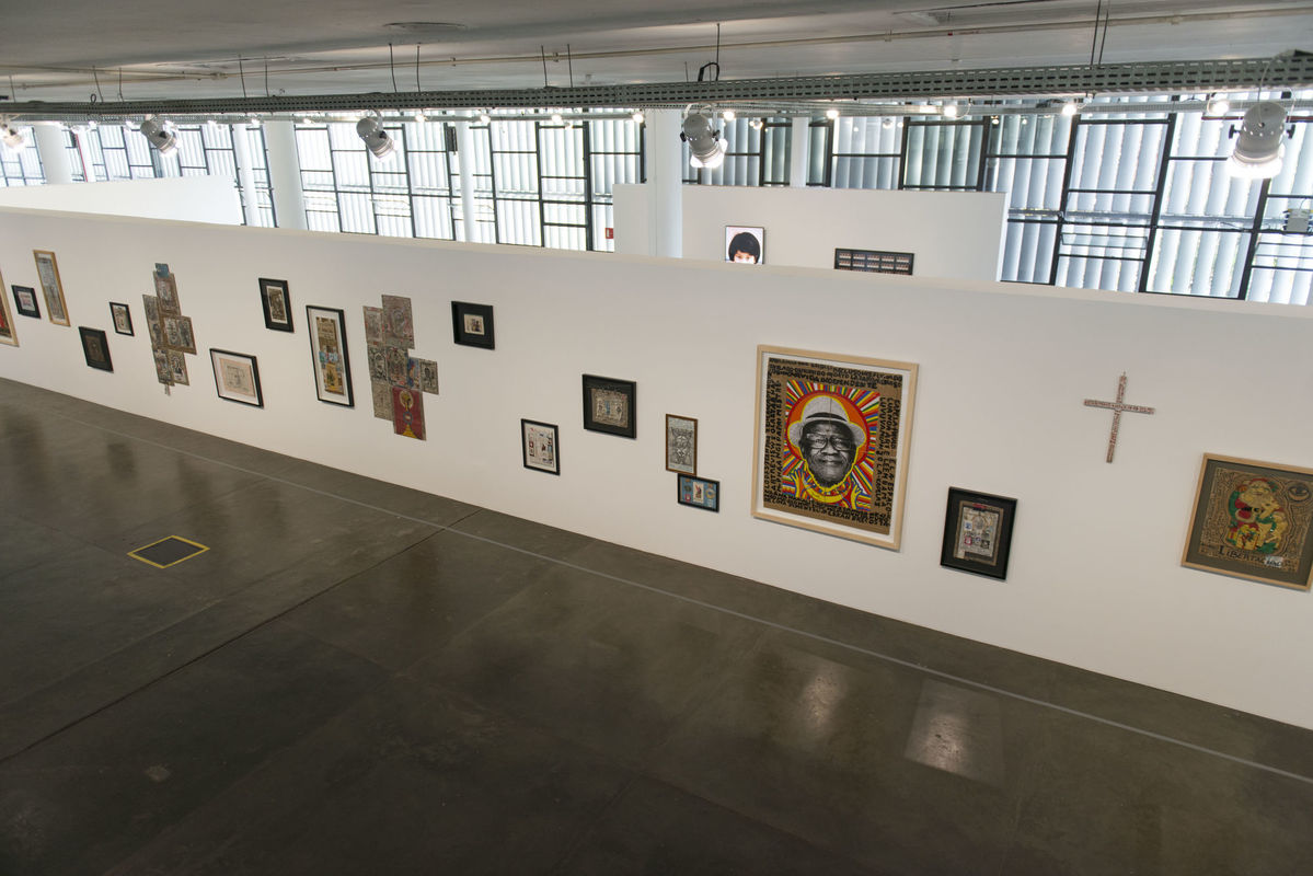 Vista das obras de [view of the artworks by] Paulo Kapela na [at the] 34ª Bienal de São Paulo. © Levi Fanan / Fundação Bienal de São Paulo