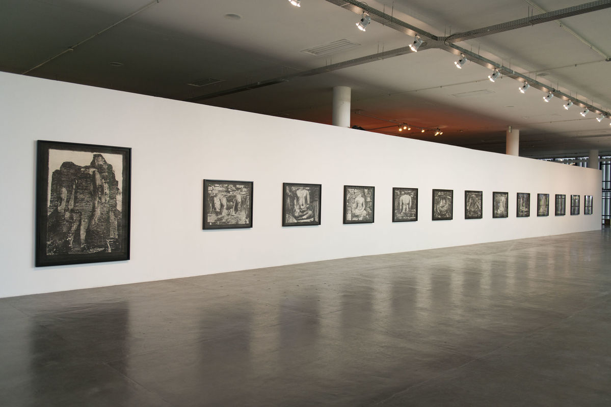 Vista da série [view of the series] <i>Buddha</i> (2002), de [by] Jungjin Lee, na [at the] 34ª Bienal de São Paulo. © Levi Fanan / Fundação Bienal de São Paulo