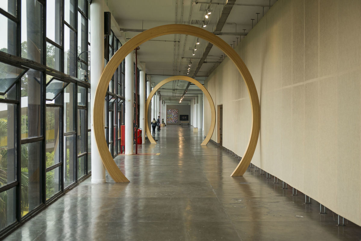 Vista da obra [view of the artwork] <i>Growth Rings</i> (2021), de [by] Oscar Tuazon, na [at the] 34ª Bienal de São Paulo. © Levi Fanan / Fundação Bienal de São Paulo