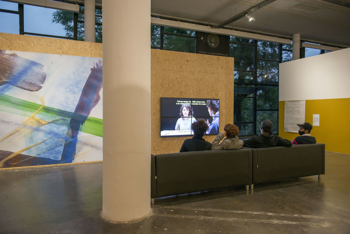 Vista da instalação [view of the installation] <i>Abstracted/Family</i> [Abstraído/família] (2019), de [by] Koki Tanaka, na [at the] 34ª Bienal de São Paulo. © Levi Fanan / Fundação Bienal de São Paulo