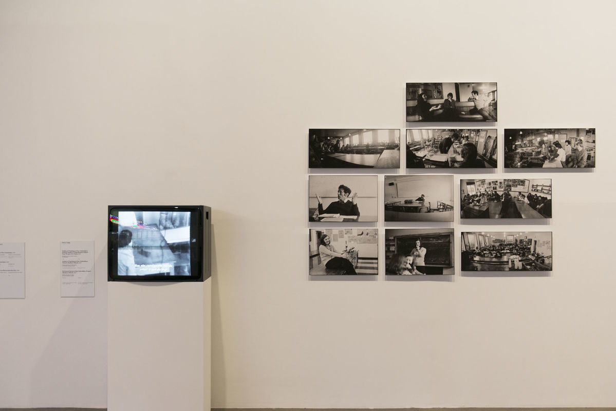 Vista da instalação [view of the installation] <i>Studies of Teaching in Four Oxfordshire Schools</i> [Estudos de ensino em quatro escolas de Oxfordshire] (1977), de [by] Darcy Lange, na [at the] 34ª Bienal de São Paulo.  © Levi Fanan / Fundação Bienal de São Paulo  