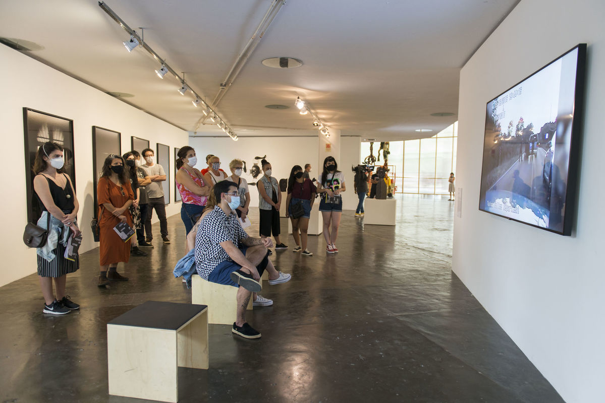 Vista do vídeo [view of the video] <i>HeadHandEye</i> (2017-18), de [by] Hanni Kamaly, na [at the] 34ª Bienal de São Paulo. © Levi Fanan / Fundação Bienal de São Paulo