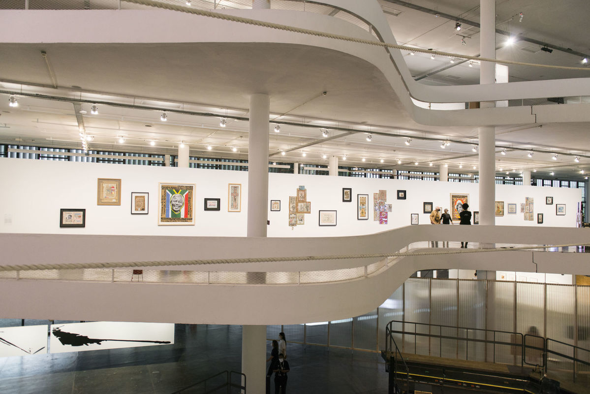 Vista das obras de [view of the artworks by] Paulo Kapela na [at the] 34ª Bienal de São Paulo. © Levi Fanan / Fundação Bienal de São Paulo