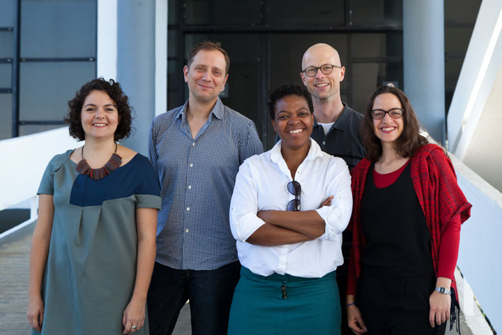 Os curadores Júlia Rebouças, Jochen Volz, Gabi Ngcobo, Lars Bang Larsen e Sofía Olascoaga