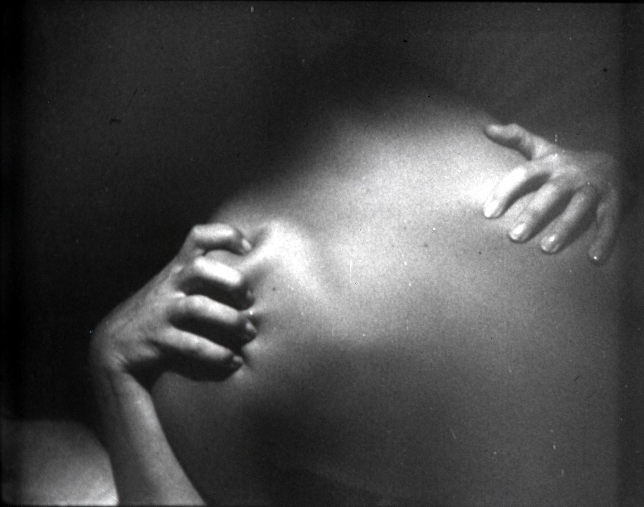 Alain Resnais. Still do filme [Still from the film] <i>Hiroshima mon amour</i>, 1959. © Argos Films