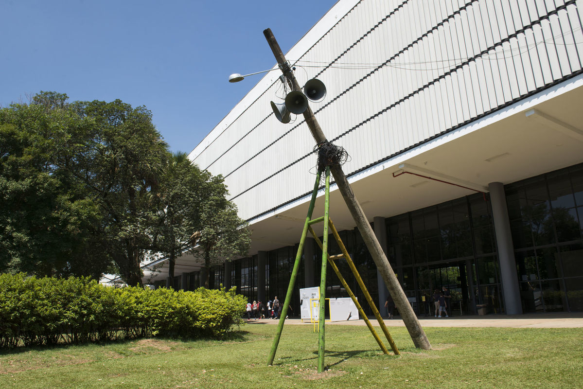 Vista da instalação [view of the installation] <i>Ficções Sônicas_1: TREMORES</i> [Sonic Fictions_1: TREMORS] (2021), de [by] Grace Passô, na [at the] 34ª Bienal de São Paulo. Comissionada pela Fundação Bienal de São Paulo para a 34ª Bienal [commissioned by Fundação Bienal de São Paulo for the 34th Bienal]. © Levi Fanan / Fundação Bienal de São Paulo