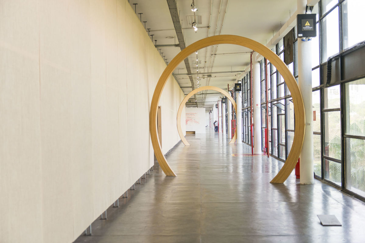 Vista da obra [view of the artwork] <i>Growth Rings</i> (2021), de [by] Oscar Tuazon, na [at the] 34ª Bienal de São Paulo. © Levi Fanan / Fundação Bienal de São Paulo