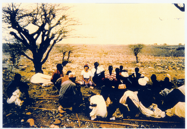 Autoria desconhecida [Unknown authorship]. Nômades em Círculo de Cultura no Quênia [Nomads in a Culture Circle in Kenia], 1975. Impressão sobre papel fotográfico [Photographic print]. Coleção [collection]: Instituto Paulo Freire