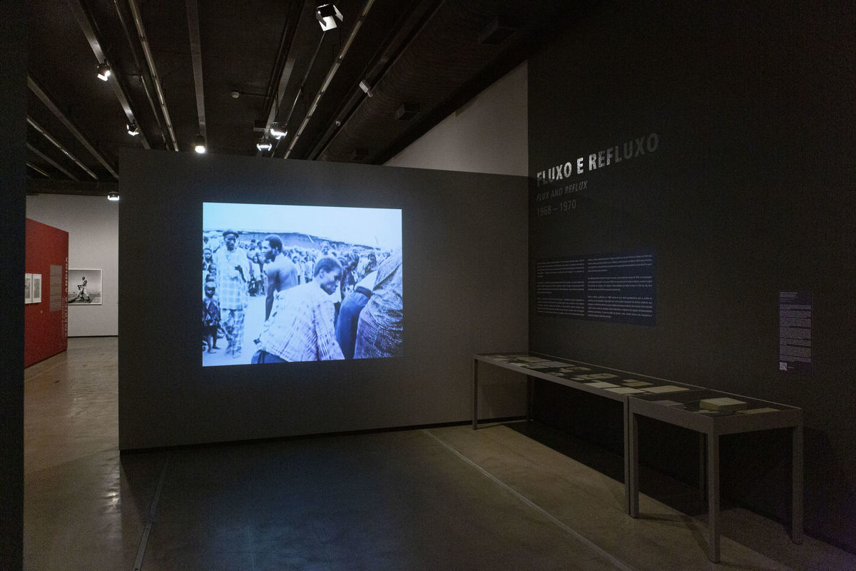 Vista da exposição [view of the exhibition] <i>Pierre Verger: Percursos e memórias</i> [Journeys and memories], no [at the] Instituto Tomie Ohtake, parte da rede da [part of the partners institutions of the] 34ª Bienal de São Paulo. © Ricardo Miyada / Instituto Tomie Ohtake