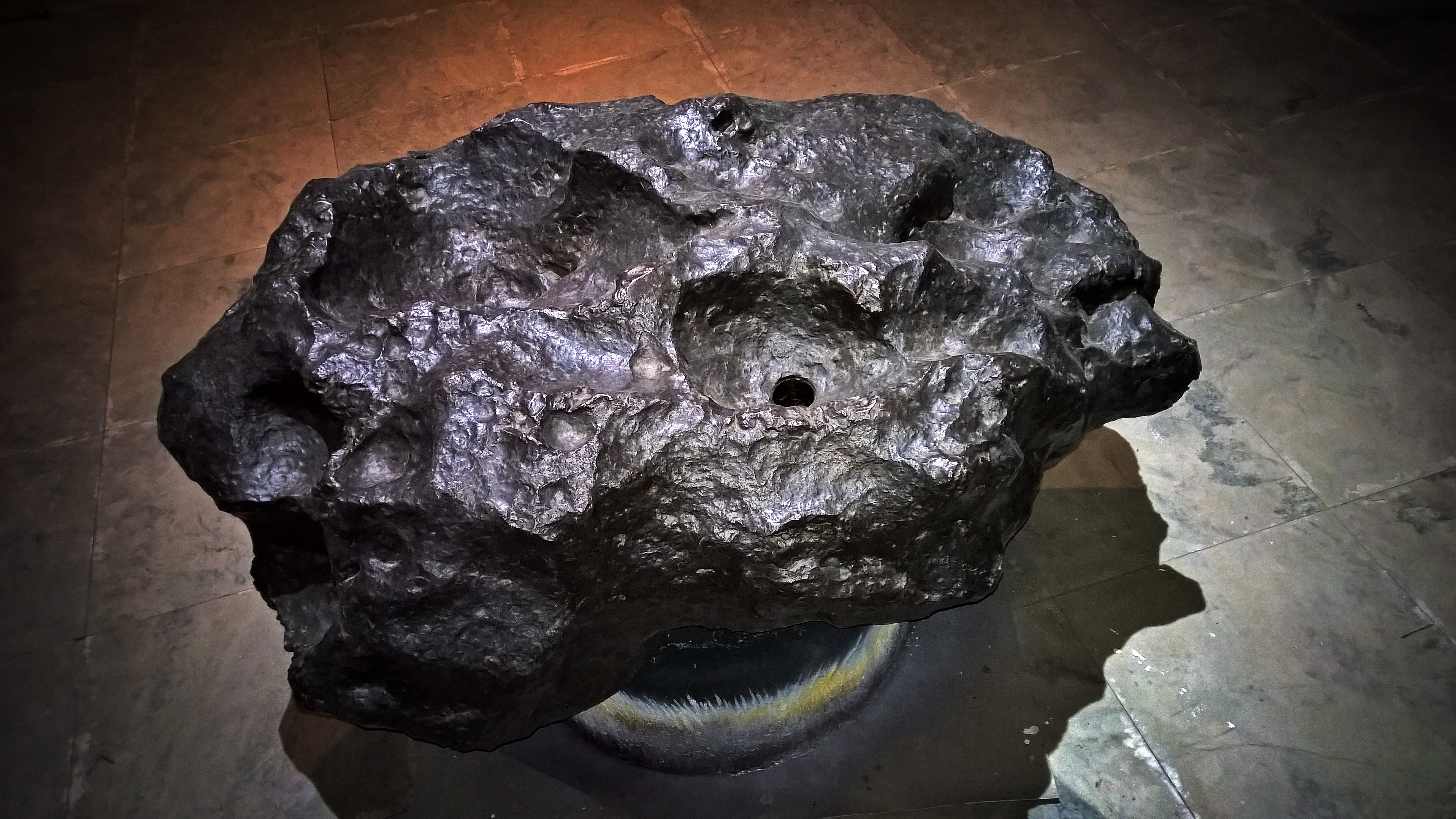 Meteorito Santa Luzia, encontrado em 1921 [Santa Luzia Meteorite, found 1921]. Goiás, Brazil. Coleção [collection]: Setor de Meteorítica – Museu Nacional / Universidade Federal do Rio de Janeiro