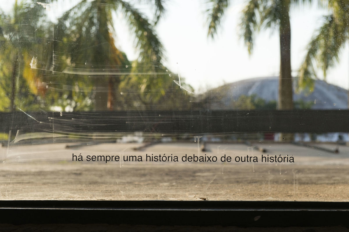 Vista da obra [view of the artwork] <i>poema de fachada</i> (2021), de [by] Clara Ianni, na [at the] 34ª Bienal de São Paulo. Comissionada pela Fundação Bienal de São Paulo para a 34ª Bienal [commissioned by Fundação Bienal de São Paulo for the 34th Bienal]. © Levi Fanan / Fundação Bienal de São Paulo