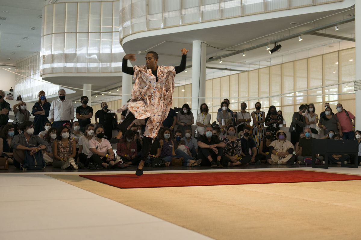 Performance <i>Dancer of the year</i> [Dançarino do ano] (2019), de [by] Trajal Harrel, na [at the] 34th Bienal de São Paulo. © Levi Fanan / Fundação Bienal de São Paulo