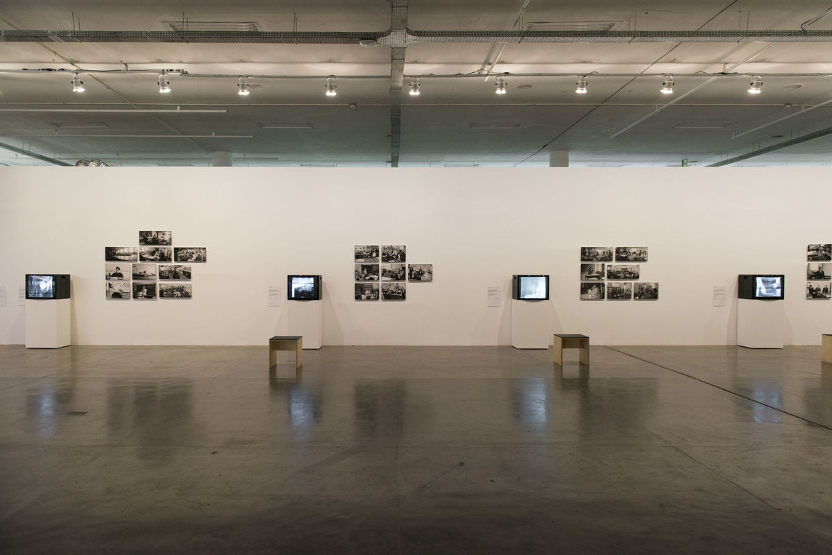 Vista da instalação [view of the installation] <i>Studies of Teaching in Four Oxfordshire Schools</i> [Estudos de ensino em quatro escolas de Oxfordshire] (1977), de [by] Darcy Lange, na [at the] 34ª Bienal de São Paulo.  © Levi Fanan / Fundação Bienal de São Paulo  