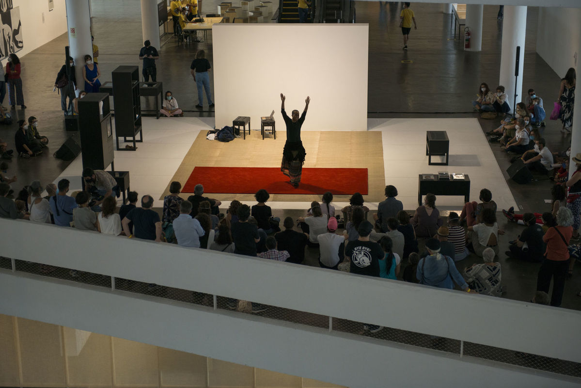 Performance <i>Dancer of the year</i> [Dançarino do ano] (2019), de [by] Trajal Harrel, na [at the] 34th Bienal de São Paulo. © Levi Fanan / Fundação Bienal de São Paulo