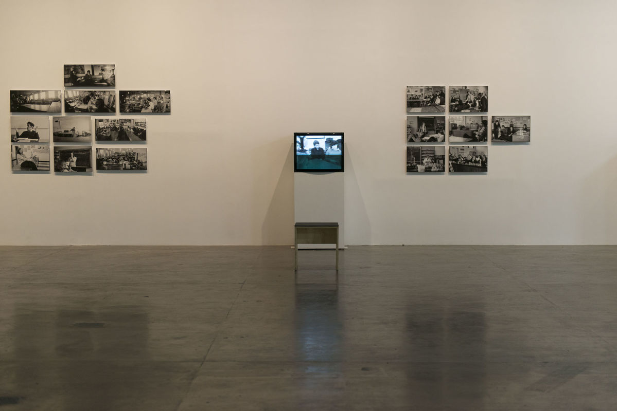 Vista da instalação [view of the installation] <i>Studies of Teaching in Four Oxfordshire Schools</i> [Estudos de ensino em quatro escolas de Oxfordshire] (1977), de [by] Darcy Lange, na [at the] 34ª Bienal de São Paulo.  © Levi Fanan / Fundação Bienal de São Paulo  