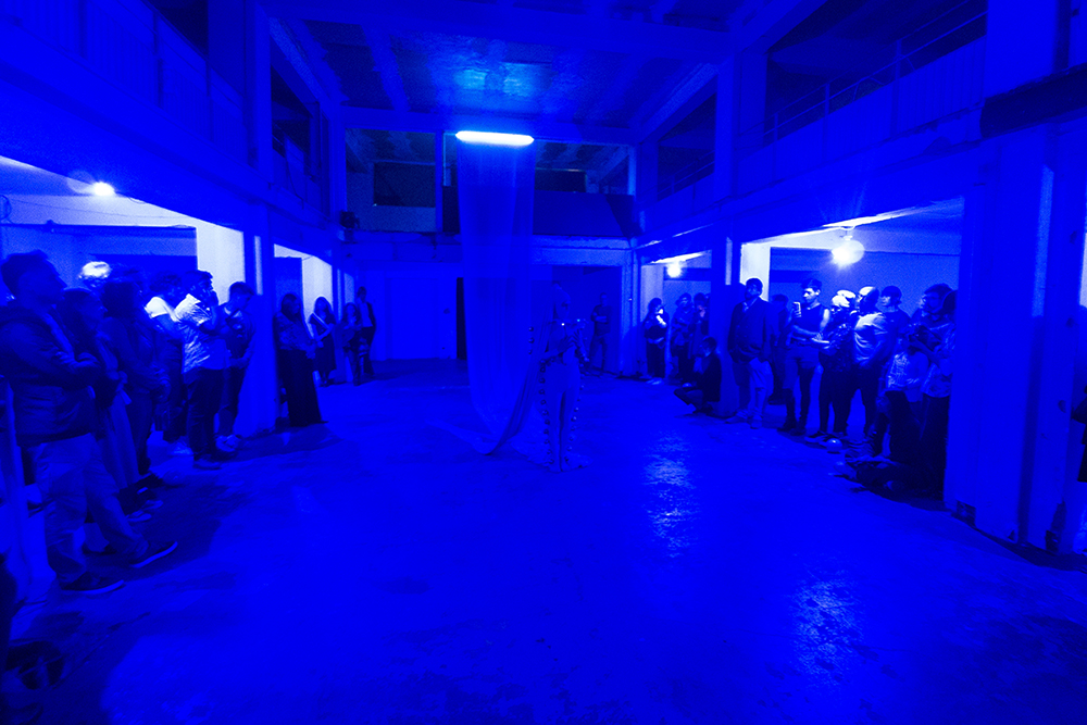 Performance de [performance by] Seba Calfuqueo na abertura da exposição [at the exhibition opening], Centro Nacional de Arte Contemporáneo Cerrillos © Ariel Dinamarca / Centro Nacional de Arte Contemporáneo Cerrillos