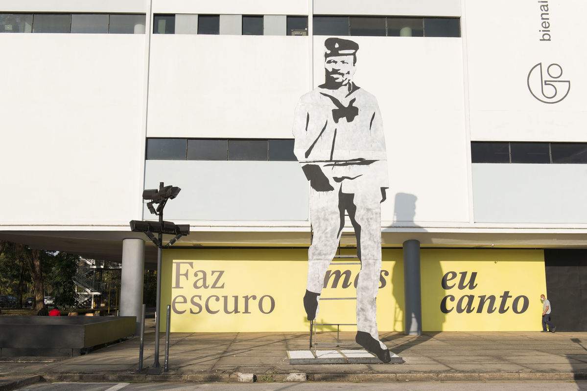 Vista de escultura da série Corte Seco  (2021), de Paulo Nazareth durante a  34ª Bienal de São Paulo. Comissionada pela Fundação Bienal de São Paulo para a 34ª Bienal de São Paulo