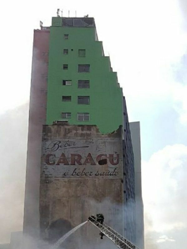 Pintura publicitária da cerveja Caracu em fachada de edifício no Largo do Paisandú