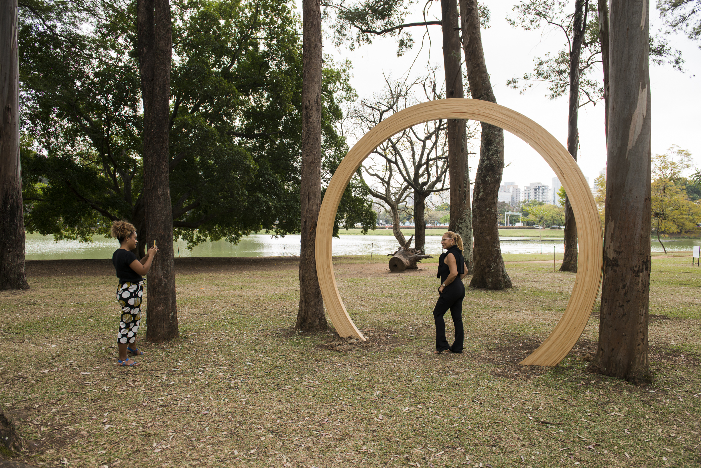 Vista da obra [view of the artwork] <i>Growth Rings</i> (2021), de [by] Oscar Tuazon, na [at the] 34ª Bienal de São Paulo. © Levi Fanan / Fundação Bienal de São Paulo