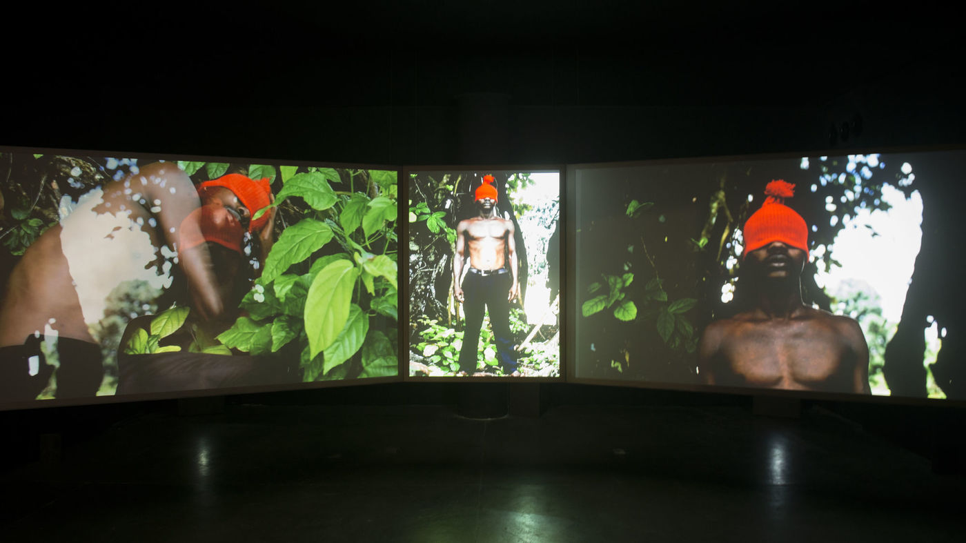 Vista das obras [view of the artworks] de [by] Zina Saro-Wiwa na [at the] 34th Bienal de São Paulo. © Levi Fanan / Fundação Bienal de São Paulo